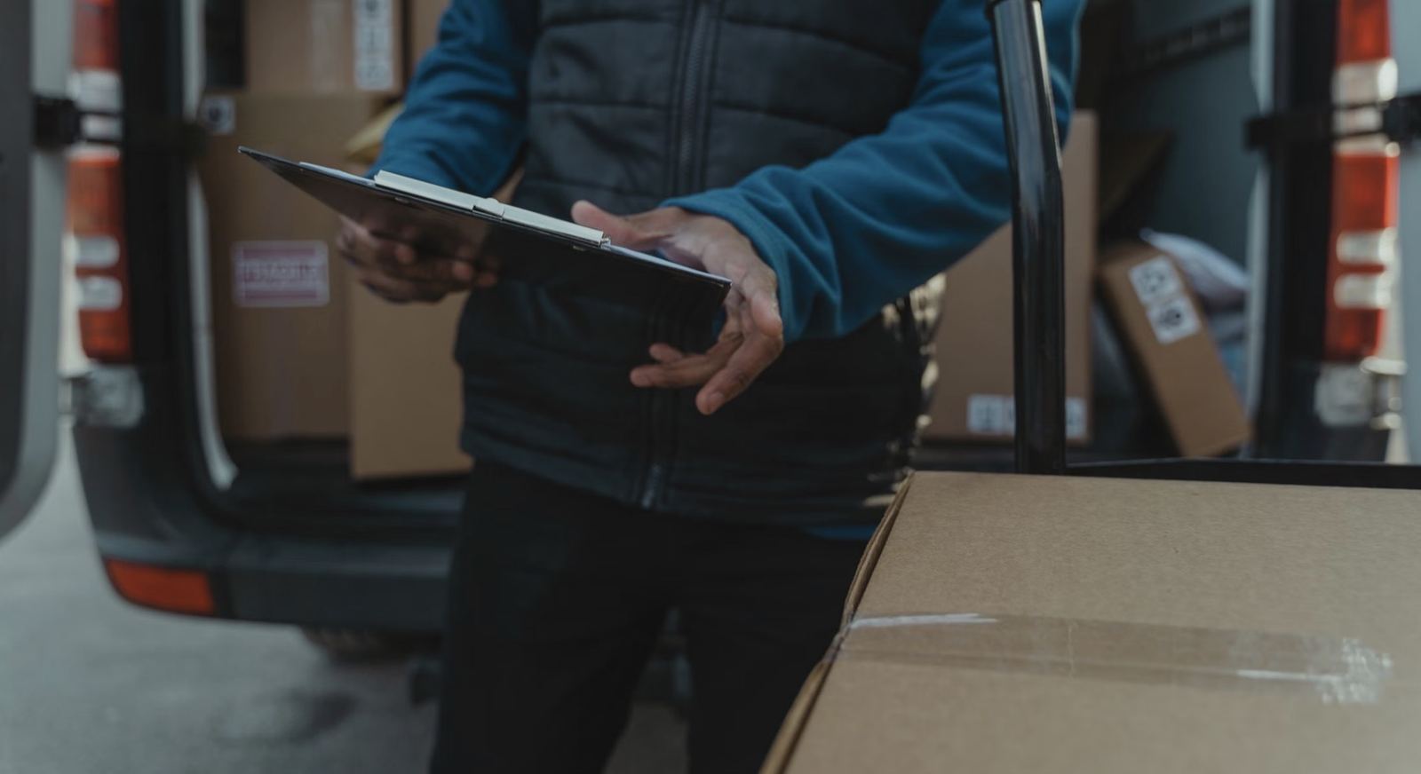 Umzugshelfer hält ein Klemmbrett mit Auftragsangaben